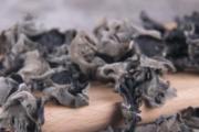 黑木耳放几年了还能吃吗 放久了的木耳会中毒吗