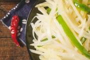 土豆丝隔夜如何保存 土豆丝可以泡一晚上吗