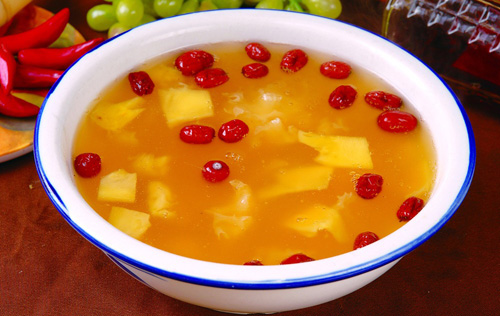 鸡 睾丸也叫公鸡蛋,有很好的补肾壮阳功效,适合用来炖汤,那么鸡睾丸用