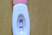 怀孕两个月试纸颜色浅是怎么回事