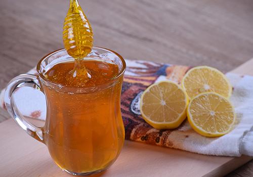 蜂蜜水放一夜还能喝吗 泡好的蜂蜜水能放多久 乐哈健康网