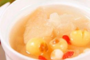 新鲜莲子可以炖银耳吗 新鲜莲子和银耳一起吃有什么好处？
