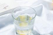 柠檬是用热水还是冷水泡 柠檬水怎么泡不苦不酸