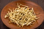 金银花茶变绿还能喝吗 金银花泡水变绿为什么