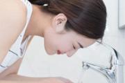淘米水洗脸后还用洗面奶吗 洗脸后还要用清水冲洗吗