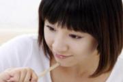 肚子胀月经推迟咋回事