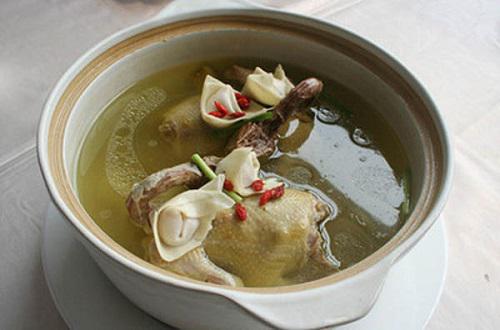 鸡 睾丸也叫公鸡蛋,有很好的补肾壮阳功效,适合用来炖汤,那么鸡睾丸用