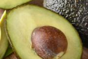 牛油果切开可以放多久 牛油果里面黑了能吃吗