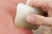 刮痧丰胸有用吗 刮痧丰胸方法示意图