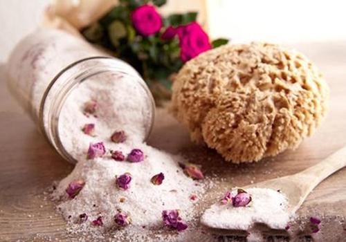 生理盐水洗脸有没有好处