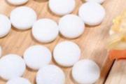 樟脑球放在床下有害么 樟脑球放床下有什么作用