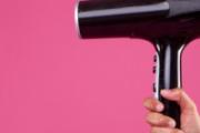 吹风机把头发卷进去了怎么办 用吹风机吹头发会导致脱发吗